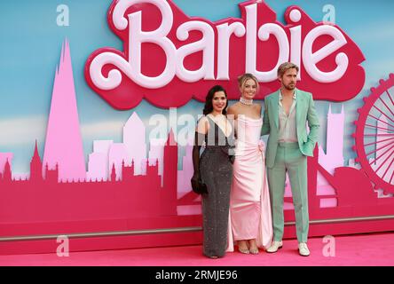 America Ferrera, Margot Robbie und Ryan Gosling nehmen an der „Barbie“-Premiere am Cineworld Leicester Square am 12. Juli 2023 in London Teil. Stockfoto