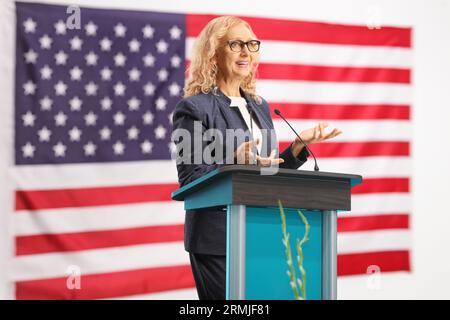 Eine Politikerin hielt eine Rede auf einem Stand mit der Flagge der USA Stockfoto