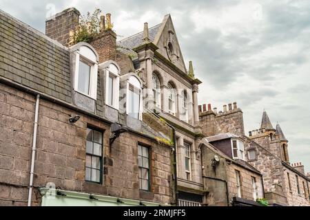 Malerische Gebäude mit antiker Architektur und Granit in der Altstadt von Aberdeen, Schottland. Stockfoto