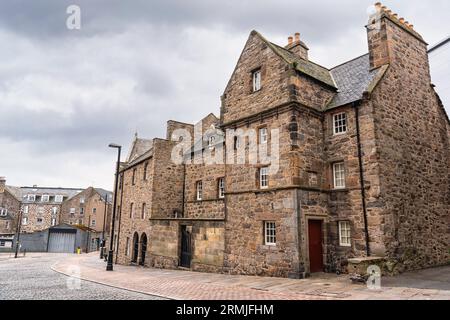 Sehr alte malerische Steinhäuser im Zentrum der schottischen Stadt Aberdeen, Großbritannien. Stockfoto