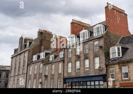 Sehr alte malerische Steinhäuser im Zentrum der schottischen Stadt Aberdeen, Großbritannien. Stockfoto