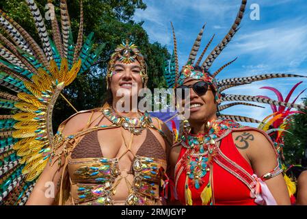 Teilnehmerinnen an der Notting Hill Carnival Grand Parade 2023 in London. Federkostüm Stockfoto