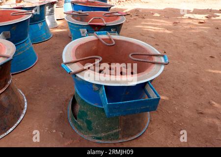 Holzkohleöfen, die vor Ort als „Mbaula“ bekannt sind, sind in der Gemeinde Mtandile in Lilongwe zu sehen. Die Holzkohleöfen sind aus Metall und innen mit Ton ausgelegt. Malawi. Stockfoto