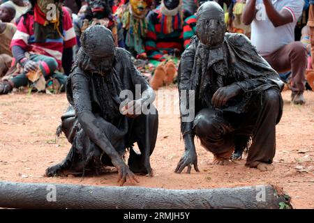 Maskeraden bei einer traditionellen Zeremonie, bei der ein Häuptling in Malingunde, Lilongwe, errichtet wurde. Maskeraden sind die übliche Form der Unterhaltung bei solchen Zeremonien. Malawi. Stockfoto