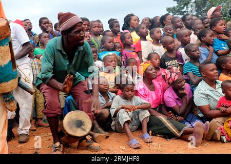 Die Leute bei einer traditionellen Zeremonie, einen Häuptling in Malingunde, Lilongwe, zu installieren. Maskeraden sind die übliche Form der Unterhaltung bei solchen Zeremonien. Malawi. Stockfoto