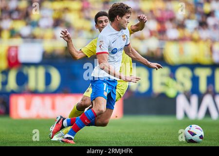 Marcos Alonso (FC Barcelona, #17) und Gerard Moreno (Villarreal CF, #7) in Aktion während des LaLiga-Spiels zwischen Villarreal und Barcelona bei Ceramica S Stockfoto