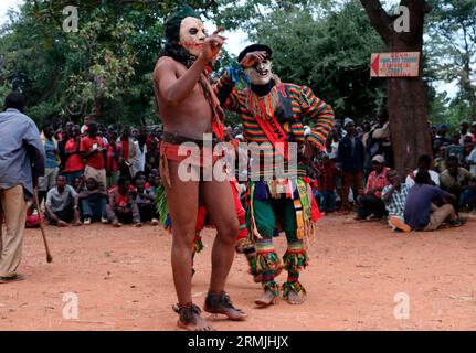 Maskeraden bei einer traditionellen Zeremonie, bei der ein Häuptling in Malingunde, Lilongwe, errichtet wurde. Maskeraden sind die übliche Form der Unterhaltung bei solchen Zeremonien. Malawi. Stockfoto