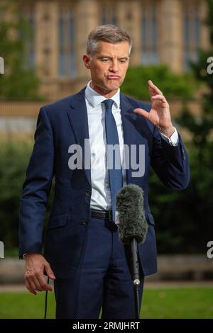 London, England, Großbritannien. 29. August 2023. Der Verkehrsminister MARK HARPER wird in Westminster in den Morgenfernsehsendungen gesehen. (Bild: © Tayfun Salci/ZUMA Press Wire) NUR REDAKTIONELLE VERWENDUNG! Nicht für kommerzielle ZWECKE! Stockfoto