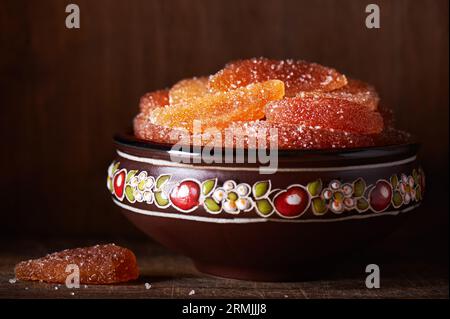 Kandierte getrocknete Apfelscheiben in einer Keramikschale Stockfoto