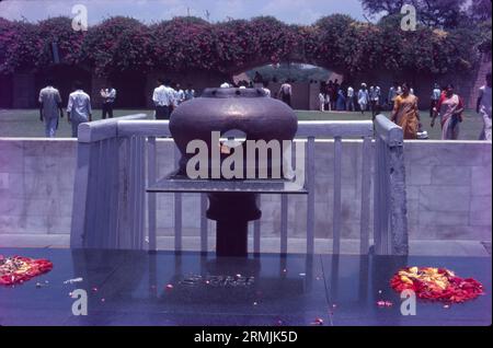 Raj Ghat ist ein Gedenkkomplex in Delhi, Indien. Das erste Denkmal wurde Mahatma Gandhi gewidmet, wo eine schwarze Marmorplattform vor Ort aufgestellt wurde. Raj Ghat markiert den genauen Ort, an dem Gandhiji zu Flammen gebracht wurde und seine letzten Riten durchgeführt wurden. Stockfoto