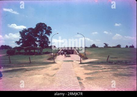 Raj Ghat ist ein Gedenkkomplex in Delhi, Indien. Das erste Denkmal wurde Mahatma Gandhi gewidmet, wo eine schwarze Marmorplattform vor Ort aufgestellt wurde. Raj Ghat markiert den genauen Ort, an dem Gandhiji zu Flammen gebracht wurde und seine letzten Riten durchgeführt wurden. Stockfoto