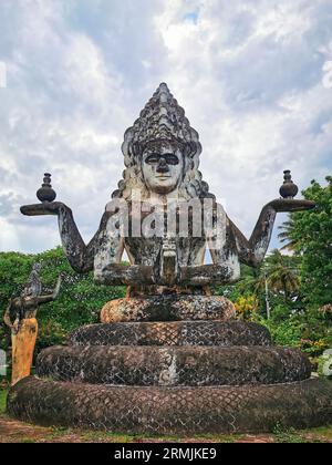 Shiva-Statue im Buddha-Park, Xieng Khuan, Vientiane, Laos. Shiva ist der hinduistische Gott der Zerstörung und Regeneration. Stockfoto