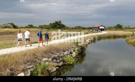 Ile d’Oleron (Insel Oleron), vor den Küsten Mittelwestfrankreichs: Touristen im Hafen „Port des Salines“ erhielten das Label „Echappees Nature“ Stockfoto