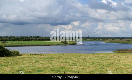 Irland, County Offaly (Contae Uíbh Fhailí): Boot auf dem Shannon River, unweit der Clonmacnoise-Stätte. Stockfoto