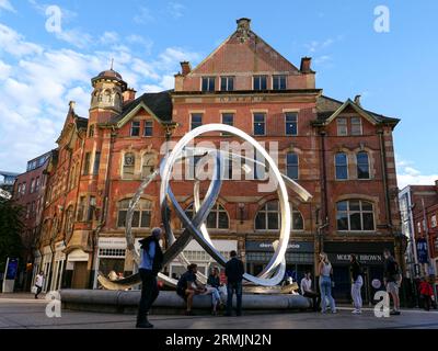 Nordirland, Belfast: Spirit of Belfast, eine Stahlskulptur von Dan George, die den Spitznamen „Onion Rings“ trägt und sich auf dem Arthur Square, Cathedral Quart, befindet Stockfoto