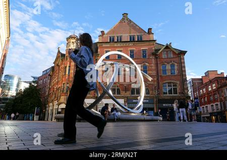Nordirland, Belfast: Spirit of Belfast, eine Stahlskulptur von Dan George, die den Spitznamen „Onion Rings“ trägt und sich auf dem Arthur Square, Cathedral Quart, befindet Stockfoto
