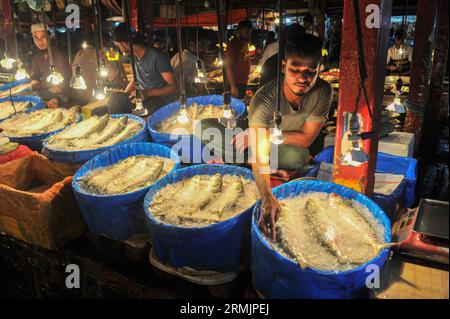 Die Menschen kaufen Hilsa-Fisch auf dem Lalbazar-Fischmarkt in Sylhet. Obwohl in letzter Zeit in den Flussmündungen und Meeren eine große Menge HILSA-Fisch von Fischern gefangen wurde, wird HILSA-Fisch immer noch zu hohen Preisen von 1500-2000 Taka pro kg verkauft. Man fragt sich, warum der Nationalfisch von Bangladesch, der ganz natürlich angebaut wird, so teuer ist. Sylhet, Bangladesch. Stockfoto