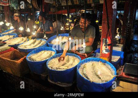 Die Menschen kaufen Hilsa-Fisch auf dem Lalbazar-Fischmarkt in Sylhet. Obwohl in letzter Zeit in den Flussmündungen und Meeren eine große Menge HILSA-Fisch von Fischern gefangen wurde, wird HILSA-Fisch immer noch zu hohen Preisen von 1500-2000 Taka pro kg verkauft. Man fragt sich, warum der Nationalfisch von Bangladesch, der ganz natürlich angebaut wird, so teuer ist. Sylhet, Bangladesch. Stockfoto