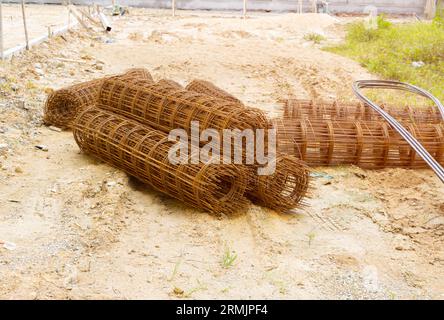 Stahlstabrolle auf dem Boden auf der Baustelle Stockfoto