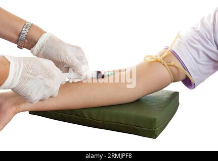 Arzt Nehmen Sie eine Nadelblutprobe vom Patienten, isoliert auf weißem Hintergrund Stockfoto