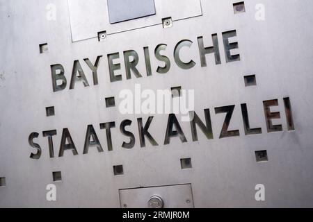 München, Deutschland. 29. August 2023. Der Schriftzug „Bayerisches Staatskanzleramt“ steht im Staatskanzleramt vor dem Beginn des Sonderkoalitionsausschusses. Quelle: Peter Kneffel/dpa/Alamy Live News Stockfoto