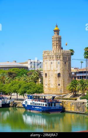 Fluss Guadalquivir mit dem Turm Torre del Oro im Hintergrund. Sevilla, Andalusien, Spanien. Stockfoto