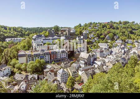 Blick über Monschau und das Tal der Rur mit der Burg Monschau im Hintergrund Stockfoto