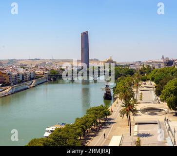 Puente de Isabel II Brücke (Puente de Triana Brücke) mit dem Sevilla Turm im Hintergrund. Blick vom Torre del Oro. Sevilla, Andalusien, Spanien. Stockfoto