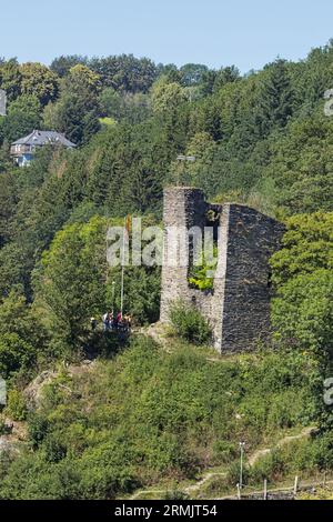 Editorial: MONSCHAU, NORDRHEIN-WESTFALEN, 10. AUGUST 2023 - Nahaufnahme der Ruine Haller in Monschau aus der Rinkbergkapelle Stockfoto