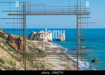 Zypern: Kunstinstallation - C.Tsoclit -, Aphrodite's Rock and Beach Stockfoto