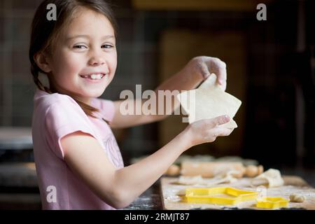 Junge Mädchen backt Sternenkeks Stockfoto