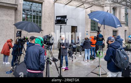 München, Deutschland. 29. August 2023. Journalisten warten vor dem Haupteingang des Staatskanzleramtes, bevor der Sonderkoalitionsausschuss beginnt. Quelle: Peter Kneffel/dpa/Alamy Live News Stockfoto