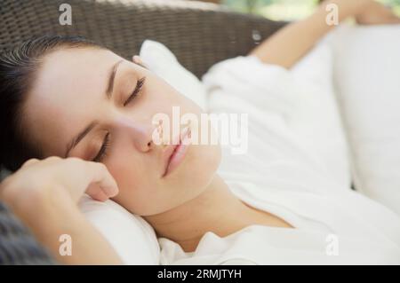 Porträt einer ruhenden Frau mit geschlossenen Augen Stockfoto