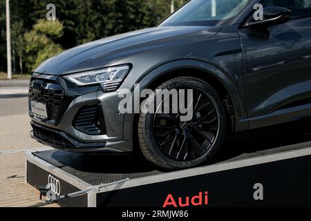 Minsk, Belarus, August 2023 - neuer elektrischer Supersportwagen Audi Q8 e-tron. Modernes Elektroauto Stockfoto