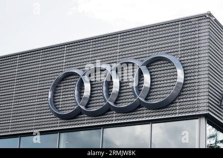 Minsk, Belarus, August 2023 - Audi Emblem auf einem Gebäude. Audi ist ein deutscher Automobilhersteller. Stockfoto