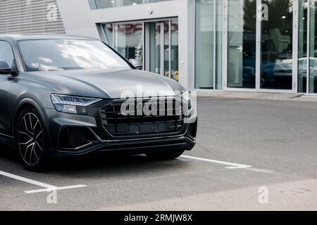 Minsk, Belarus, August 2023 - neuer moderner audi suv auf dem Parkplatz. Teures deutsches Auto Stockfoto