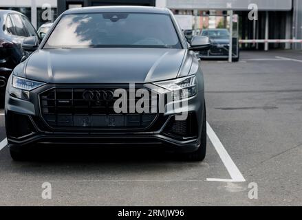 Minsk, Belarus, August 2023 - schwarzer audi suv auf dem Parkplatz. Luxuriöses, modernes Auto Stockfoto