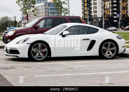 Minsk, Belarus, August 2023 - deutscher porsche-Sportwagen. Weißer Luxus-Supersportwagen Stockfoto