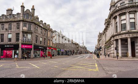 Aberdeen, Schottland, 17. August 2023: Union Street, Hauptstraße der Stadt Aberdeen Stockfoto