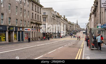 Aberdeen, Schottland, 17. August 2023: Union Street, Hauptstraße der Stadt Aberdeen Stockfoto