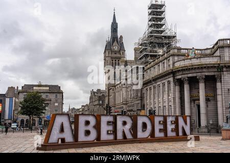 Aberdeen, Schottland, 17. August 2023: Der Mercat Cross Square mit dem Namensschild der Stadt. Stockfoto