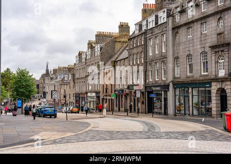 Aberdeen, Schottland, 17. August 2023: Einkaufsstraße der Stadt mit mehreren Geschäften und Fußgängern. Stockfoto