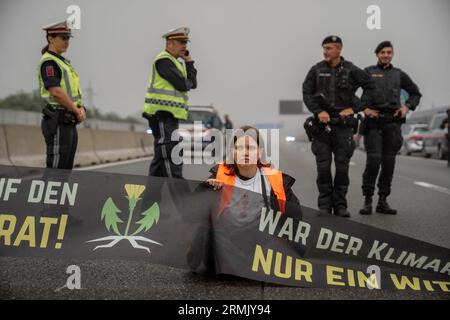 St. Pölten, Österreich. 29. August 2023. Klimaaktivist der Gruppe Last Generation Austria 'Letzte Generation Österreich' ist auf die Straße gegangen und hat die Autobahn A1 Richtung Salzburg von Wien aus blockiert. ©Andreas Stroh Stockfoto