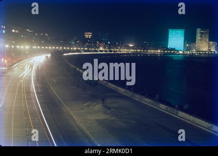 Der Marine Drive, auch Queen's Necklace genannt, ist eines der am besten erkennbaren Wahrzeichen in Mumbai. Dieser bogenförmige Boulevard an der Bucht entlang des Arabischen Meeres in Süd-Mumbai ist wohl der beste Ort, um wunderschöne Sonnenuntergänge zu beobachten und gemütliche Spaziergänge zu Unternehmen. Stockfoto