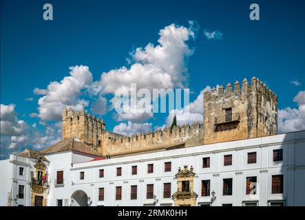 Blick auf das Rathaus von Arcos de La Frontera, Cadiz, Spanien, mit dem Schloss und seinen Türmen im Hintergrund Stockfoto