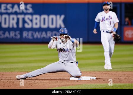 28. August 2023; New York City, New York, USA; Texas Rangers dritter Baseman Ezequiel Duran (20) trifft im neunten Inning gegen die New York Mets im Citi Field doppelt in die Mitte. (Ariel Fox/Bild des Sports) Stockfoto