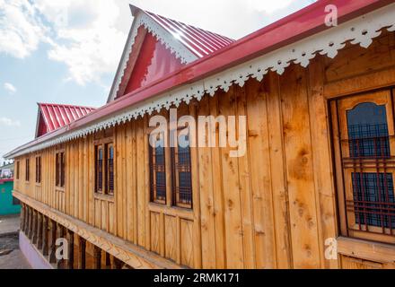 Anblick eines alten Hauses, Garhwal-Architektur, aus Deodar Cedar im ländlichen Uttarakhand, Indien geschnitzt. Stockfoto