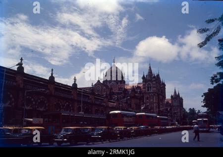 Der Chhatrapati Shivaji Terminus, früher Victoria Terminus Station, in Mumbai, ist ein herausragendes Beispiel für viktorianische Architektur im neugotischen Stil in Indien, gemischt mit Themen, die aus der traditionellen indischen Architektur stammen. Stockfoto