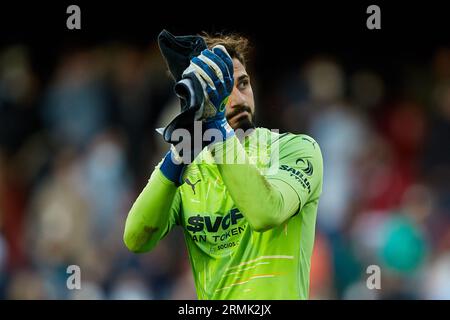 Valencia, Spanien. Februar 2022. Giorgi Mamardashvili von Valencia CF applaudiert der Menge am Ende des La Liga Santander Spiels zwischen Valencia CF und FC Barcelona im Mestalla Stadion am 20. Februar 2022, Valencia, Spanien (Foto: David Aliaga/NurPhoto) Credit: NurPhoto SRL/Alamy Live News Stockfoto