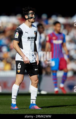Valencia, Spanien. Februar 2022. Hugo Guillamon von Valencia CF schaut während des La Liga Santander-Spiels zwischen Valencia CF und FC Barcelona im Mestalla-Stadion am 20. Februar 2022 in Valencia, Spanien (Foto: David Aliaga/NurPhoto) Credit: NurPhoto SRL/Alamy Live News Stockfoto